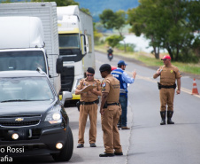 Servidores da saúde, da segurança pública (estadual e federal), bolsistas e os técnicos da Adapar estruturaram e operam desde março barreiras físicas nas divisas com São Paulo e Santa Catarina para medição de temperatura, monitoramento e orientação de quem vai circular pelo Paraná. Os profissionais também utilizam o aplicativo COVID19 Paraná para auxiliar no monitoramento. Foto: Adapar