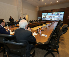 O governador Carlos Massa Ratinho Junior se reuniu nesta segunda-feira (18) por videoconferência com representantes do setor madeireiro do Paraná. Os empresários apresentaram as iniciativas adotadas desde o começo da pandemia para manutenção das atividades e dos empregos, seguindo as orientações do Governo do Estado, e uma pauta para retomada gradual dos investimentos.   Curitiba, 18/05/2020 - Foto: Geraldo Bubniak/AEN