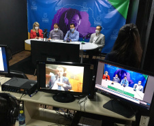 A Secretaria de Estado da Educação e do Esporte divulgou um balaço dos 45 dias do Aula Paraná, programa de aulas não presenciais adotado em função da pandemia do novo coronavírus. Cinco ferramentas adotadas garantem a cobertura de 99,7% do Estado e o atendimento a mais de 1 milhão de alunos da rede estadual de ensino. Foto: SEED