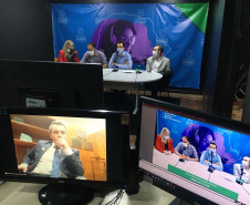 A Secretaria de Estado da Educação e do Esporte divulgou um balaço dos 45 dias do Aula Paraná, programa de aulas não presenciais adotado em função da pandemia do novo coronavírus. Cinco ferramentas adotadas garantem a cobertura de 99,7% do Estado e o atendimento a mais de 1 milhão de alunos da rede estadual de ensino. Foto: SEED