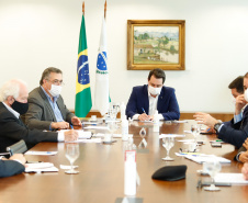O Governo do Paraná vai reforçar a fiscalização nos postos instalados na divisa com São Paulo a partir desta quinta-feira (21). O número de agentes será ampliado em cerca de 40% nos 11 pontos em funcionamento. A medida foi definida nesta quarta-feira, em reunião do governador Carlos Massa Ratinho Junior com vários secretários e equipes, e valerá enquanto durar o feriadão prolongado de seis dias na capital paulista, que vai até segunda-feira (25).