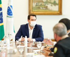 O Governo do Paraná vai reforçar a fiscalização nos postos instalados na divisa com São Paulo a partir desta quinta-feira (21). O número de agentes será ampliado em cerca de 40% nos 11 pontos em funcionamento. A medida foi definida nesta quarta-feira, em reunião do governador Carlos Massa Ratinho Junior com vários secretários e equipes, e valerá enquanto durar o feriadão prolongado de seis dias na capital paulista, que vai até segunda-feira (25).
