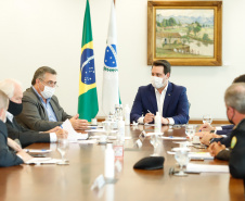 O Governo do Paraná vai reforçar a fiscalização nos postos instalados na divisa com São Paulo a partir desta quinta-feira (21). O número de agentes será ampliado em cerca de 40% nos 11 pontos em funcionamento. A medida foi definida nesta quarta-feira, em reunião do governador Carlos Massa Ratinho Junior com vários secretários e equipes, e valerá enquanto durar o feriadão prolongado de seis dias na capital paulista, que vai até segunda-feira (25).