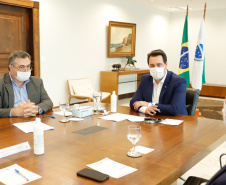 O Governo do Paraná vai reforçar a fiscalização nos postos instalados na divisa com São Paulo a partir desta quinta-feira (21). O número de agentes será ampliado em cerca de 40% nos 11 pontos em funcionamento. A medida foi definida nesta quarta-feira, em reunião do governador Carlos Massa Ratinho Junior com vários secretários e equipes, e valerá enquanto durar o feriadão prolongado de seis dias na capital paulista, que vai até segunda-feira (25).