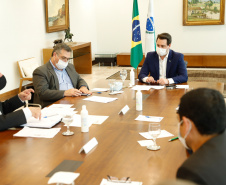 O Governo do Paraná vai reforçar a fiscalização nos postos instalados na divisa com São Paulo a partir desta quinta-feira (21). O número de agentes será ampliado em cerca de 40% nos 11 pontos em funcionamento. A medida foi definida nesta quarta-feira, em reunião do governador Carlos Massa Ratinho Junior com vários secretários e equipes, e valerá enquanto durar o feriadão prolongado de seis dias na capital paulista, que vai até segunda-feira (25).