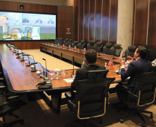O governador Carlos Massa Ratinho Junior e o embaixador dos Estados Unidos no Brasil, Todd Chapman, discutiram nesta quinta-feira (21) a possibilidade de ampliar investimentos de empresas norte-americanas no Paraná após a pandemia, além de projetos bilaterais de segurança pública, turismo e desenvolvimento educacional. Foi o primeiro encontro virtual do diplomata com um governador brasileiro desde que ele assumiu o posto no País, em 29 de março.Foto: Ari Dias/AEN