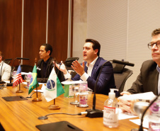 O governador Carlos Massa Ratinho Junior e o embaixador dos Estados Unidos no Brasil, Todd Chapman, discutiram nesta quinta-feira (21) a possibilidade de ampliar investimentos de empresas norte-americanas no Paraná após a pandemia, além de projetos bilaterais de segurança pública, turismo e desenvolvimento educacional. Foi o primeiro encontro virtual do diplomata com um governador brasileiro desde que ele assumiu o posto no País, em 29 de março.