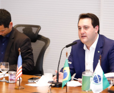 O governador Carlos Massa Ratinho Junior e o embaixador dos Estados Unidos no Brasil, Todd Chapman, discutiram nesta quinta-feira (21) a possibilidade de ampliar investimentos de empresas norte-americanas no Paraná após a pandemia, além de projetos bilaterais de segurança pública, turismo e desenvolvimento educacional. Foi o primeiro encontro virtual do diplomata com um governador brasileiro desde que ele assumiu o posto no País, em 29 de março.