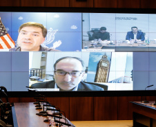 O governador Carlos Massa Ratinho Junior e o embaixador dos Estados Unidos no Brasil, Todd Chapman, discutiram nesta quinta-feira (21) a possibilidade de ampliar investimentos de empresas norte-americanas no Paraná após a pandemia, além de projetos bilaterais de segurança pública, turismo e desenvolvimento educacional. Foi o primeiro encontro virtual do diplomata com um governador brasileiro desde que ele assumiu o posto no País, em 29 de março.