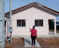 Quarenta e nove famílias de Teixeira Soares receberam nesta quinta-feira (21) as chaves de novas moradias construídas pelo Governo do Paraná na cidade, na região Centro-Sul do estado. Elas integram um grupo de pessoas carentes previamente cadastradas no programa Nossa Gente Paraná, voltado à assistência social de famílias em situação de vulnerabilidade social. (Foto: Ary Ribeiro Filho / Cohapar)