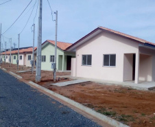 Quarenta e nove famílias de Teixeira Soares receberam nesta quinta-feira (21) as chaves de novas moradias construídas pelo Governo do Paraná na cidade, na região Centro-Sul do estado. Elas integram um grupo de pessoas carentes previamente cadastradas no programa Nossa Gente Paraná, voltado à assistência social de famílias em situação de vulnerabilidade social. (Foto: Ary Ribeiro Filho / Cohapar)
