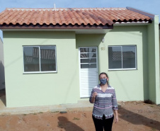 Quarenta e nove famílias de Teixeira Soares receberam nesta quinta-feira (21) as chaves de novas moradias construídas pelo Governo do Paraná na cidade, na região Centro-Sul do estado. Elas integram um grupo de pessoas carentes previamente cadastradas no programa Nossa Gente Paraná, voltado à assistência social de famílias em situação de vulnerabilidade social. (Foto: Ary Ribeiro Filho / Cohapar)