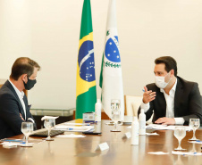 22/05/2020 - Governador Carlos Masa Ratinho Junior durante reunião com o presidente da Sanepar, Claudio Stabile. 