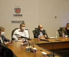 O Governo do Estado quer alinhar ações e estratégias para enfrentamento do coronavírus em todos os municípios vizinhos a Curitiba. A pedido da Associação dos Municípios da Região Metropolitana de Curitiba (Assomec) uma reunião nesta sexta-feira (22), por videoconferência, no Palácio Iguaçu, estabeleceu normas que devem ser postas em prática de forma conjunta pelas cidades para ampliar o alcance e a eficácia do combate ao vírus.
Foto Gilson Abreu/AEN