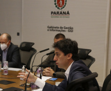 O Governo do Estado quer alinhar ações e estratégias para enfrentamento do coronavírus em todos os municípios vizinhos a Curitiba. A pedido da Associação dos Municípios da Região Metropolitana de Curitiba (Assomec) uma reunião nesta sexta-feira (22), por videoconferência, no Palácio Iguaçu, estabeleceu normas que devem ser postas em prática de forma conjunta pelas cidades para ampliar o alcance e a eficácia do combate ao vírus.
Foto Gilson Abreu/AEN