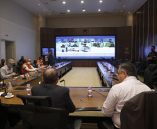 O Governo do Estado quer alinhar ações e estratégias para enfrentamento do coronavírus em todos os municípios vizinhos a Curitiba. A pedido da Associação dos Municípios da Região Metropolitana de Curitiba (Assomec) uma reunião nesta sexta-feira (22), por videoconferência, no Palácio Iguaçu, estabeleceu normas que devem ser postas em prática de forma conjunta pelas cidades para ampliar o alcance e a eficácia do combate ao vírus.
Foto Gilson Abreu/AEN
