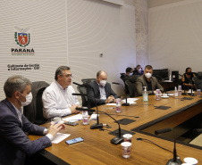O Governo do Estado quer alinhar ações e estratégias para enfrentamento do coronavírus em todos os municípios vizinhos a Curitiba. A pedido da Associação dos Municípios da Região Metropolitana de Curitiba (Assomec) uma reunião nesta sexta-feira (22), por videoconferência, no Palácio Iguaçu, estabeleceu normas que devem ser postas em prática de forma conjunta pelas cidades para ampliar o alcance e a eficácia do combate ao vírus.
Foto Gilson Abreu/AEN