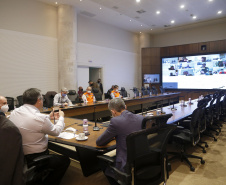 O Governo do Estado quer alinhar ações e estratégias para enfrentamento do coronavírus em todos os municípios vizinhos a Curitiba. A pedido da Associação dos Municípios da Região Metropolitana de Curitiba (Assomec) uma reunião nesta sexta-feira (22), por videoconferência, no Palácio Iguaçu, estabeleceu normas que devem ser postas em prática de forma conjunta pelas cidades para ampliar o alcance e a eficácia do combate ao vírus.
Foto Gilson Abreu/AEN
