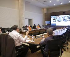 O Governo do Estado quer alinhar ações e estratégias para enfrentamento do coronavírus em todos os municípios vizinhos a Curitiba. A pedido da Associação dos Municípios da Região Metropolitana de Curitiba (Assomec) uma reunião nesta sexta-feira (22), por videoconferência, no Palácio Iguaçu, estabeleceu normas que devem ser postas em prática de forma conjunta pelas cidades para ampliar o alcance e a eficácia do combate ao vírus.
Foto Gilson Abreu/AEN