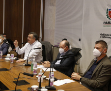 O Governo do Estado quer alinhar ações e estratégias para enfrentamento do coronavírus em todos os municípios vizinhos a Curitiba. A pedido da Associação dos Municípios da Região Metropolitana de Curitiba (Assomec) uma reunião nesta sexta-feira (22), por videoconferência, no Palácio Iguaçu, estabeleceu normas que devem ser postas em prática de forma conjunta pelas cidades para ampliar o alcance e a eficácia do combate ao vírus.
Foto Gilson Abreu/AEN