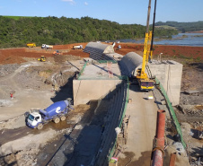 A Copel iniciou as obras da ponte que fará a ligação rodoviária entre os municípios de Verê e São João, no Sudoeste do Paraná, atendendo a um compromisso firmado com a comunidade local durante as audiências públicas para construção da Pequena Central Hidrelétrica (PCH) Bela Vista.  
Foto: Copel