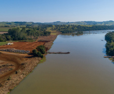 A Copel iniciou as obras da ponte que fará a ligação rodoviária entre os municípios de Verê e São João, no Sudoeste do Paraná, atendendo a um compromisso firmado com a comunidade local durante as audiências públicas para construção da Pequena Central Hidrelétrica (PCH) Bela Vista.  
Foto: Copel