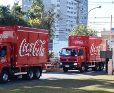 O Complexo Hospitalar do Trabalhador (CHT), em Curitiba, recebeu nesta terça-feira (26) uma doação de 24 mil garrafas de água (12 mil litros) da Coca-Cola FEMSA Brasil. Cerca de dois mil profissionais de saúde serão beneficiados nas unidades próprias que fazem parte do CHT: o Hospital do Trabalhador, o Centro Hospitalar de Reabilitação e o Hospital de Infectologia e Retaguarda Clínica Oswaldo Cruz. 
Foto: Américo Antonio/SESA