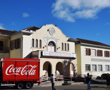 O Complexo Hospitalar do Trabalhador (CHT), em Curitiba, recebeu nesta terça-feira (26) uma doação de 24 mil garrafas de água (12 mil litros) da Coca-Cola FEMSA Brasil. Cerca de dois mil profissionais de saúde serão beneficiados nas unidades próprias que fazem parte do CHT: o Hospital do Trabalhador, o Centro Hospitalar de Reabilitação e o Hospital de Infectologia e Retaguarda Clínica Oswaldo Cruz. 
Foto: Américo Antonio/SESA