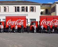 O Complexo Hospitalar do Trabalhador (CHT), em Curitiba, recebeu nesta terça-feira (26) uma doação de 24 mil garrafas de água (12 mil litros) da Coca-Cola FEMSA Brasil. Cerca de dois mil profissionais de saúde serão beneficiados nas unidades próprias que fazem parte do CHT: o Hospital do Trabalhador, o Centro Hospitalar de Reabilitação e o Hospital de Infectologia e Retaguarda Clínica Oswaldo Cruz. 
Foto: Américo Antonio/SESA