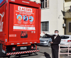 O Complexo Hospitalar do Trabalhador (CHT), em Curitiba, recebeu nesta terça-feira (26) uma doação de 24 mil garrafas de água (12 mil litros) da Coca-Cola FEMSA Brasil. Cerca de dois mil profissionais de saúde serão beneficiados nas unidades próprias que fazem parte do CHT: o Hospital do Trabalhador, o Centro Hospitalar de Reabilitação e o Hospital de Infectologia e Retaguarda Clínica Oswaldo Cruz. 
Foto: Américo Antonio/SESA