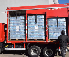 O Complexo Hospitalar do Trabalhador (CHT), em Curitiba, recebeu nesta terça-feira (26) uma doação de 24 mil garrafas de água (12 mil litros) da Coca-Cola FEMSA Brasil. Cerca de dois mil profissionais de saúde serão beneficiados nas unidades próprias que fazem parte do CHT: o Hospital do Trabalhador, o Centro Hospitalar de Reabilitação e o Hospital de Infectologia e Retaguarda Clínica Oswaldo Cruz. 
Foto: Américo Antonio/SESA