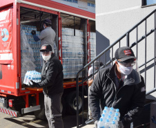 O Complexo Hospitalar do Trabalhador (CHT), em Curitiba, recebeu nesta terça-feira (26) uma doação de 24 mil garrafas de água (12 mil litros) da Coca-Cola FEMSA Brasil. Cerca de dois mil profissionais de saúde serão beneficiados nas unidades próprias que fazem parte do CHT: o Hospital do Trabalhador, o Centro Hospitalar de Reabilitação e o Hospital de Infectologia e Retaguarda Clínica Oswaldo Cruz. 
Foto: Américo Antonio/SESA