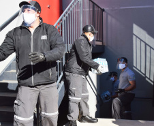 O Complexo Hospitalar do Trabalhador (CHT), em Curitiba, recebeu nesta terça-feira (26) uma doação de 24 mil garrafas de água (12 mil litros) da Coca-Cola FEMSA Brasil. Cerca de dois mil profissionais de saúde serão beneficiados nas unidades próprias que fazem parte do CHT: o Hospital do Trabalhador, o Centro Hospitalar de Reabilitação e o Hospital de Infectologia e Retaguarda Clínica Oswaldo Cruz. 
Foto: Américo Antonio/SESA