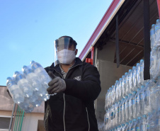 O Complexo Hospitalar do Trabalhador (CHT), em Curitiba, recebeu nesta terça-feira (26) uma doação de 24 mil garrafas de água (12 mil litros) da Coca-Cola FEMSA Brasil. Cerca de dois mil profissionais de saúde serão beneficiados nas unidades próprias que fazem parte do CHT: o Hospital do Trabalhador, o Centro Hospitalar de Reabilitação e o Hospital de Infectologia e Retaguarda Clínica Oswaldo Cruz. 
Foto: Américo Antonio/SESA