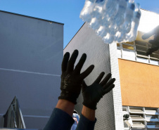 O Complexo Hospitalar do Trabalhador (CHT), em Curitiba, recebeu nesta terça-feira (26) uma doação de 24 mil garrafas de água (12 mil litros) da Coca-Cola FEMSA Brasil. Cerca de dois mil profissionais de saúde serão beneficiados nas unidades próprias que fazem parte do CHT: o Hospital do Trabalhador, o Centro Hospitalar de Reabilitação e o Hospital de Infectologia e Retaguarda Clínica Oswaldo Cruz. 
Foto: Américo Antonio/SESA