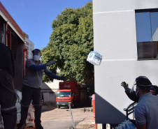 O Complexo Hospitalar do Trabalhador (CHT), em Curitiba, recebeu nesta terça-feira (26) uma doação de 24 mil garrafas de água (12 mil litros) da Coca-Cola FEMSA Brasil. Cerca de dois mil profissionais de saúde serão beneficiados nas unidades próprias que fazem parte do CHT: o Hospital do Trabalhador, o Centro Hospitalar de Reabilitação e o Hospital de Infectologia e Retaguarda Clínica Oswaldo Cruz. 
Foto: Américo Antonio/SESA
