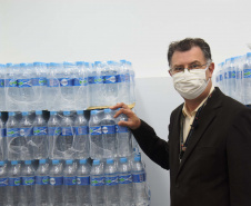 O Complexo Hospitalar do Trabalhador (CHT), em Curitiba, recebeu nesta terça-feira (26) uma doação de 24 mil garrafas de água (12 mil litros) da Coca-Cola FEMSA Brasil. Cerca de dois mil profissionais de saúde serão beneficiados nas unidades próprias que fazem parte do CHT: o Hospital do Trabalhador, o Centro Hospitalar de Reabilitação e o Hospital de Infectologia e Retaguarda Clínica Oswaldo Cruz. 
Foto: Américo Antonio/SESA