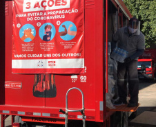 O Complexo Hospitalar do Trabalhador (CHT), em Curitiba, recebeu nesta terça-feira (26) uma doação de 24 mil garrafas de água (12 mil litros) da Coca-Cola FEMSA Brasil. Cerca de dois mil profissionais de saúde serão beneficiados nas unidades próprias que fazem parte do CHT: o Hospital do Trabalhador, o Centro Hospitalar de Reabilitação e o Hospital de Infectologia e Retaguarda Clínica Oswaldo Cruz. 
Foto: Américo Antonio/SESA