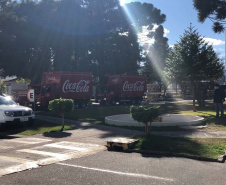 O Complexo Hospitalar do Trabalhador (CHT), em Curitiba, recebeu nesta terça-feira (26) uma doação de 24 mil garrafas de água (12 mil litros) da Coca-Cola FEMSA Brasil. Cerca de dois mil profissionais de saúde serão beneficiados nas unidades próprias que fazem parte do CHT: o Hospital do Trabalhador, o Centro Hospitalar de Reabilitação e o Hospital de Infectologia e Retaguarda Clínica Oswaldo Cruz. 
Foto: Américo Antonio/SESA