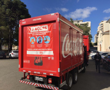 O Complexo Hospitalar do Trabalhador (CHT), em Curitiba, recebeu nesta terça-feira (26) uma doação de 24 mil garrafas de água (12 mil litros) da Coca-Cola FEMSA Brasil. Cerca de dois mil profissionais de saúde serão beneficiados nas unidades próprias que fazem parte do CHT: o Hospital do Trabalhador, o Centro Hospitalar de Reabilitação e o Hospital de Infectologia e Retaguarda Clínica Oswaldo Cruz. 
Foto: Américo Antonio/SESA