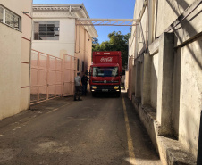 O Complexo Hospitalar do Trabalhador (CHT), em Curitiba, recebeu nesta terça-feira (26) uma doação de 24 mil garrafas de água (12 mil litros) da Coca-Cola FEMSA Brasil. Cerca de dois mil profissionais de saúde serão beneficiados nas unidades próprias que fazem parte do CHT: o Hospital do Trabalhador, o Centro Hospitalar de Reabilitação e o Hospital de Infectologia e Retaguarda Clínica Oswaldo Cruz. 
Foto: Américo Antonio/SESA