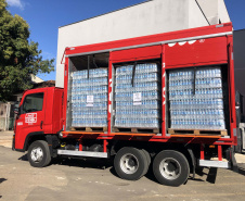 O Complexo Hospitalar do Trabalhador (CHT), em Curitiba, recebeu nesta terça-feira (26) uma doação de 24 mil garrafas de água (12 mil litros) da Coca-Cola FEMSA Brasil. Cerca de dois mil profissionais de saúde serão beneficiados nas unidades próprias que fazem parte do CHT: o Hospital do Trabalhador, o Centro Hospitalar de Reabilitação e o Hospital de Infectologia e Retaguarda Clínica Oswaldo Cruz. 
Foto: Américo Antonio/SESA
