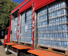O Complexo Hospitalar do Trabalhador (CHT), em Curitiba, recebeu nesta terça-feira (26) uma doação de 24 mil garrafas de água (12 mil litros) da Coca-Cola FEMSA Brasil. Cerca de dois mil profissionais de saúde serão beneficiados nas unidades próprias que fazem parte do CHT: o Hospital do Trabalhador, o Centro Hospitalar de Reabilitação e o Hospital de Infectologia e Retaguarda Clínica Oswaldo Cruz. 
Foto: Américo Antonio/SESA