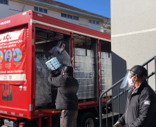 O Complexo Hospitalar do Trabalhador (CHT), em Curitiba, recebeu nesta terça-feira (26) uma doação de 24 mil garrafas de água (12 mil litros) da Coca-Cola FEMSA Brasil. Cerca de dois mil profissionais de saúde serão beneficiados nas unidades próprias que fazem parte do CHT: o Hospital do Trabalhador, o Centro Hospitalar de Reabilitação e o Hospital de Infectologia e Retaguarda Clínica Oswaldo Cruz. 
Foto: Américo Antonio/SESA
