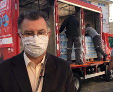 O Complexo Hospitalar do Trabalhador (CHT), em Curitiba, recebeu nesta terça-feira (26) uma doação de 24 mil garrafas de água (12 mil litros) da Coca-Cola FEMSA Brasil. Cerca de dois mil profissionais de saúde serão beneficiados nas unidades próprias que fazem parte do CHT: o Hospital do Trabalhador, o Centro Hospitalar de Reabilitação e o Hospital de Infectologia e Retaguarda Clínica Oswaldo Cruz. 
Foto: Américo Antonio/SESA