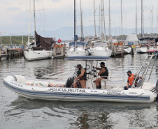 O Governo do Paraná entregou 10,5 toneladas de alimentos para pescadores, ribeirinhos e caiçaras que vivem em nove comunidades do litoral do Estado. Foram 528 cestas distribuídas, em uma ação que reuniu Portos do Paraná, Conselho dos Povos de Comunidades Tradicionais do Paraná, Superintendência Geral de Diálogo e Interação Social (Sudis), Defesa Civil de Paranaguá, Polícia Militar Ambiental e Corpo de Bombeiros.