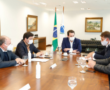 O Governo do Estado formalizou convênio com a prefeitura de Cascavel para reurbanização de um trecho de 1,8 quilômetro da Avenida Brasil, principal via de acesso à cidade, entre a Rua Corbélia e o Trevo Cataratas. O anúncio foi feito nesta terça-feira (26) pelo governador Carlos Massa Ratinho Junior durante reunião no Palácio Iguaçu com o prefeito do município, Leonaldo Paranhos.