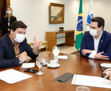 O Governo do Estado formalizou convênio com a prefeitura de Cascavel para reurbanização de um trecho de 1,8 quilômetro da Avenida Brasil, principal via de acesso à cidade, entre a Rua Corbélia e o Trevo Cataratas. O anúncio foi feito nesta terça-feira (26) pelo governador Carlos Massa Ratinho Junior durante reunião no Palácio Iguaçu com o prefeito do município, Leonaldo Paranhos.