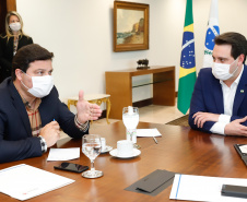 O Governo do Estado formalizou convênio com a prefeitura de Cascavel para reurbanização de um trecho de 1,8 quilômetro da Avenida Brasil, principal via de acesso à cidade, entre a Rua Corbélia e o Trevo Cataratas. O anúncio foi feito nesta terça-feira (26) pelo governador Carlos Massa Ratinho Junior durante reunião no Palácio Iguaçu com o prefeito do município, Leonaldo Paranhos.