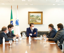 O Governo do Estado formalizou convênio com a prefeitura de Cascavel para reurbanização de um trecho de 1,8 quilômetro da Avenida Brasil, principal via de acesso à cidade, entre a Rua Corbélia e o Trevo Cataratas. O anúncio foi feito nesta terça-feira (26) pelo governador Carlos Massa Ratinho Junior durante reunião no Palácio Iguaçu com o prefeito do município, Leonaldo Paranhos.